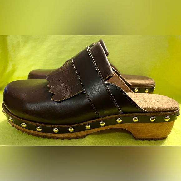 KELSI DAGGER BROOKLYN: Woman size 6 Brown leather clogs that slip on with ease. - Picture 4 of 11